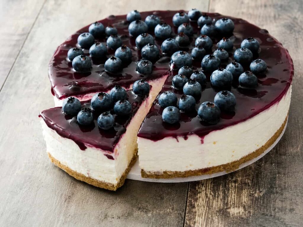 Cheesecake sa borovnicama s kremastim sirom i voćem